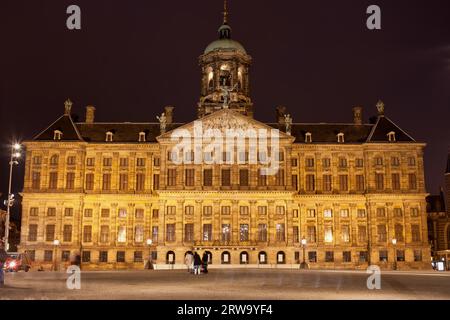 Königlicher Palast (Niederländisch: Koninklijk Paleis) beleuchtet bei Nacht in der Stadt Amsterdam, Niederlande, Provinz Nordholland Stockfoto