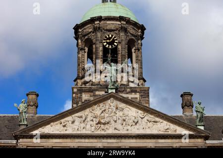 Giebel und Turm des Königlichen Palastes (Niederländisch: Koninklijk Paleis) in Amsterdam, Niederlande, im klassischen Stil des 17. Jahrhunderts Stockfoto