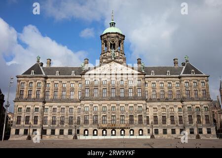 Königlicher Palast (Niederländisch: Koninklijk Paleis) in Amsterdam, Niederlande, klassischer Stil aus dem 17. Jahrhundert Stockfoto