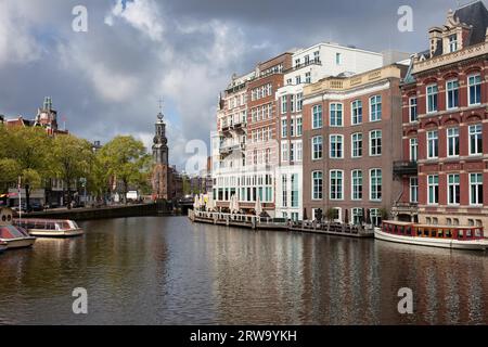 Stadt Amsterdam an der Amstel in den Niederlanden, Münzturm (Munttoren) am anderen Ende Stockfoto