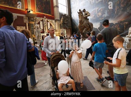 Paris, Frankreich. September 2023. Besucher besuchen die National School of Fine Arts in Paris, Frankreich, 17. September 2023. Am 16. Und 17. September dieses Jahres fanden die Europäischen Tage des Kulturerbes statt, an denen fast 20.000 historische Stätten in Frankreich kostenlos der Öffentlichkeit zugänglich gemacht wurden. Quelle: Gao Jing/Xinhua/Alamy Live News Stockfoto