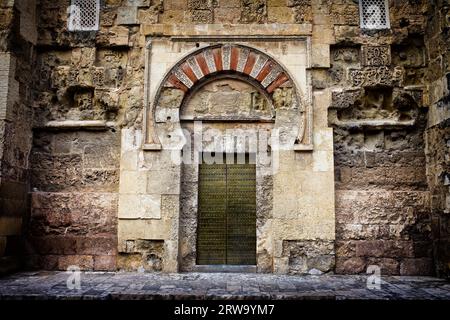 Antike Seitentür zur Mezquita (die große Moschee) in Cordoba, Andalusien, Spanien Stockfoto