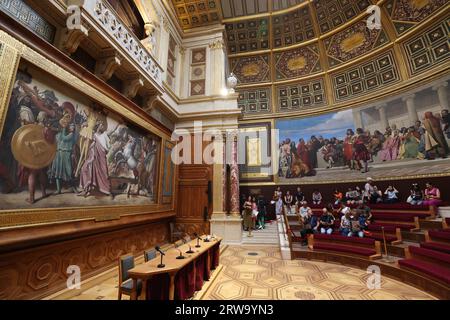 Paris, Frankreich. September 2023. Besucher besuchen die National School of Fine Arts in Paris, Frankreich, 17. September 2023. Am 16. Und 17. September dieses Jahres fanden die Europäischen Tage des Kulturerbes statt, an denen fast 20.000 historische Stätten in Frankreich kostenlos der Öffentlichkeit zugänglich gemacht wurden. Quelle: Gao Jing/Xinhua/Alamy Live News Stockfoto