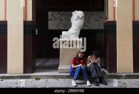 Paris, Frankreich. September 2023. Besucher zeichnen Skizzen an der National School of Fine Arts in Paris, Frankreich, 17. September 2023. Am 16. Und 17. September dieses Jahres fanden die Europäischen Tage des Kulturerbes statt, an denen fast 20.000 historische Stätten in Frankreich kostenlos der Öffentlichkeit zugänglich gemacht wurden. Quelle: Gao Jing/Xinhua/Alamy Live News Stockfoto