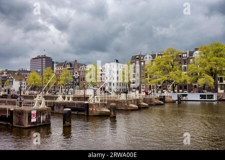 Skyline von Amsterdam, Blick von der Amstel in Nordholland, Niederlande Stockfoto