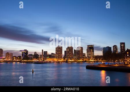 Blick auf die Stadt Rotterdam bei Dämmerung in den Niederlanden, Provinz Südholland Stockfoto