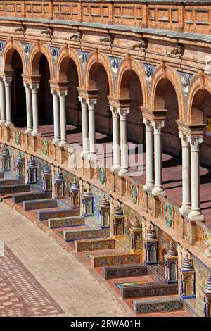 Kolonnade und Fliesenbänke des Plaza de Espana Pavillons in Sevilla, Andalusien, Spanien Stockfoto