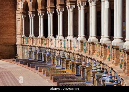 Kolonnade und Fliesenbänke des Plaza de Espana Pavillons in Sevilla, Andalusien, Spanien Stockfoto