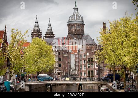 Frühling in der Altstadt von Amsterdam in Holland, Niederlande Stockfoto