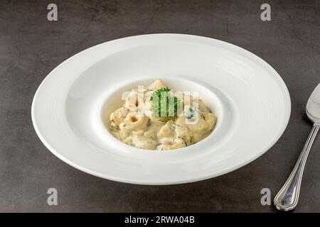 Köstliche italienische Tortellini Pasta mit Pilzsauce und Käse Stockfoto