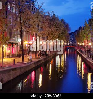 Alte Häuser entlang des Kanals im Rotlichtviertel von Amsterdam in Nordholland, Niederlande Stockfoto