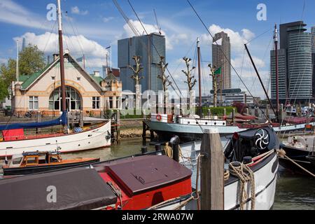 Hafen von Rotterdam (Veerhaven) und Skyline der Stadt in Südholland, Niederlande Stockfoto