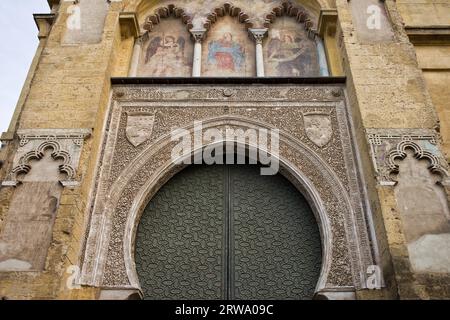 Architektonische Details der Kathedrale von Mezquita in Cordoba, Spanien. Maurische Bögen, Nischen mit christlichen Fresken Stockfoto