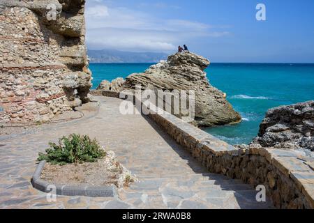 Promenade am Meer unter Balcon de Europa in Nerja, Ferienort an der Costa del Sol in Spanien Stockfoto