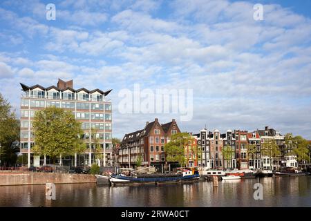 Amsterdamer Skyline der Stadt vom Fluss Amstel in Holland, Niederlande Stockfoto
