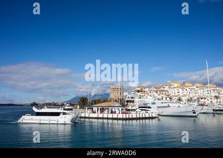 Marina und Skyline von Puerto Banus, Gemeinde Marbella, Costa del Sol, Andalusien, Spanien Stockfoto