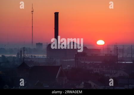 Der Sonnenaufgang bildet den Garden District in Richtung Süden in New Orlenas, Louisiana, USA Stockfoto