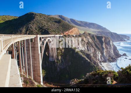 Ein Blick auf Bixby Bridge heraus bis zum Pazifischen Ozean in der Nähe von Big Sur, Kalifornien, USA Stockfoto