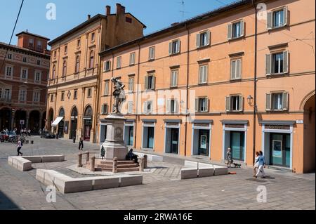 Eine kleine Statue des in Bologna geborenen Physikers Lugi Galvani (1737–1798) steht in der Mitte eines kleinen Platzes, der Piazza Luigi Galvani (nach ihm benannt) in B Stockfoto