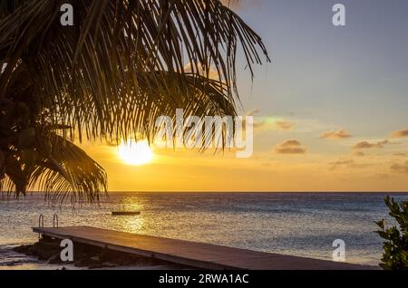 Sonnenuntergang am Porto Mari weißen Sandstrand mit blauer Himmel und kristallklare blaue Wasser in Curaçao, Karibik-Insel Stockfoto