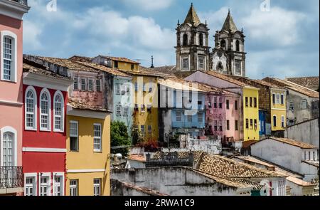 Blick vom Largo do Pelourinho, Kolonialarchitektur, Kirchen und Gebäude unter hellblauem Himmel Stockfoto