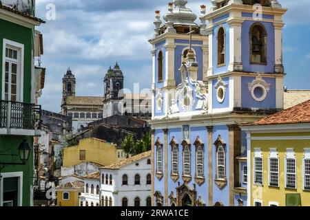 Blick von der Kolonialarchitektur Largo do Pelourinho, Kirchen und Gebäuden unter hellblauem Himmel Stockfoto