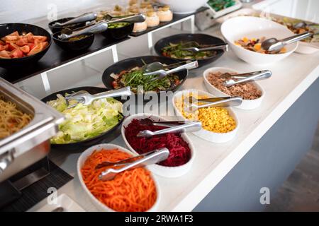 Nahaufnahme Salatbar mit verschiedenen frischen Gemüse im Supermarkt Stockfoto