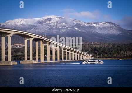 MT Wellington mit Blick auf Schnee und Tasman Bridge von Rose Bay in der Nähe von Hobart, Tasmanien Australien Stockfoto