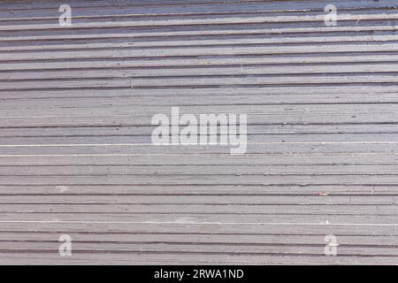 Nahaufnahme vieler gestapelter grauer Sperrholzplatten für Bauarbeiten oder Innendekoration. Stockfoto