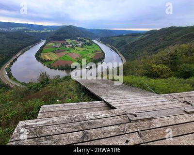 Flussbiegung der Saar. Der Fluss windet sich durch das Tal und ist von grünen Hügeln und Wäldern umgeben. Serrig, Kastel-Staadt, Taben-Rodt Stockfoto