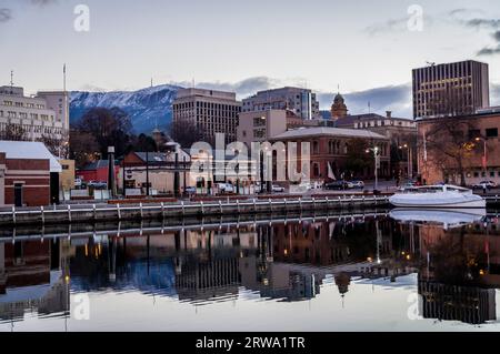 Hobart, Tasmanien, Australien am 9. Juli 2013: Wasserfront im Winter mit Mt. Wellington ist schneebedeckt Stockfoto