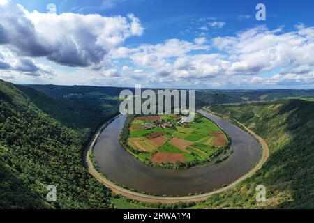 Flussbiegung der Saar. Der Fluss windet sich durch das Tal und ist von grünen Hügeln und Wäldern umgeben. Serrig, Kastel-Staadt, Taben-Rodt Stockfoto