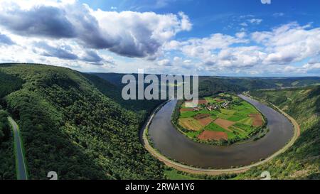 Flussbiegung der Saar. Der Fluss windet sich durch das Tal und ist von grünen Hügeln und Wäldern umgeben. Serrig, Kastel-Staadt, Taben-Rodt Stockfoto