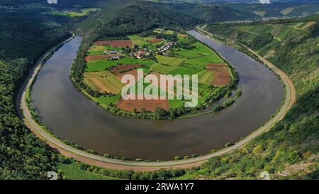 Flussbiegung der Saar. Der Fluss windet sich durch das Tal und ist von grünen Hügeln und Wäldern umgeben. Serrig, Kastel-Staadt, Taben-Rodt Stockfoto