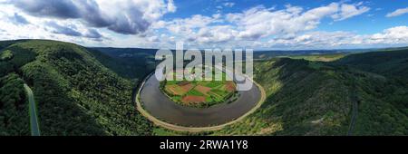 Flussbiegung der Saar. Der Fluss windet sich durch das Tal und ist von grünen Hügeln und Wäldern umgeben. Serrig, Kastel-Staadt, Taben-Rodt Stockfoto