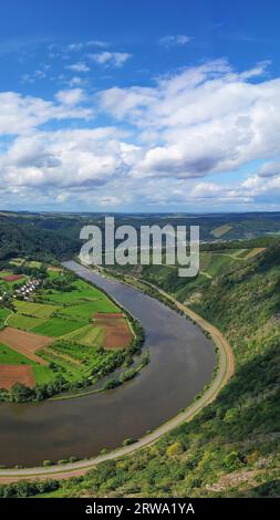 Flussbiegung der Saar. Der Fluss windet sich durch das Tal und ist von grünen Hügeln und Wäldern umgeben. Serrig, Kastel-Staadt, Taben-Rodt Stockfoto