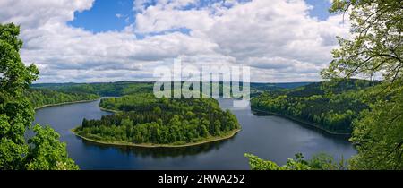 Die Bleilochtalsperre ist ein Damm in Thüringen, der die Saale einsperrt. Er ist nach den Bleilöchern benannt, die sich dort vor dem Damm befanden Stockfoto