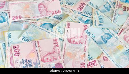 Inflation in der Türkei. Wirtschaftskrisenkonzept. Steigende Inflation. Türkischer Lira-Banknoten, Hochwinkelansicht. Stockfoto