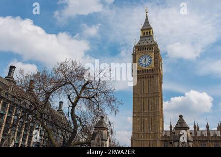 London, Großbritannien, 2023. Die große Glocke der Großen Uhr von Westminster, auch bekannt als Big Ben, mit Portcullis House im Hintergrund Stockfoto