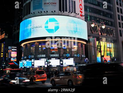 NEW YORK CITY, USA, 9. JUNI: Chase Bank am Times Square. Chase ist eine Nationalbank, die das Finanzdienstleistungsunternehmen JPMorgan Chase bildet. Juni Stockfoto