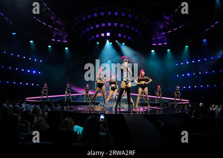 Olya Polyakova und ihre Band singen und tanzen auf der Bühne während des Konzerts. Schönheitswettbewerb Miss Ukraine 2017. September 2017. Kiew, Ukraine Stockfoto