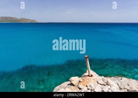 Ein kleiner Hafen in Cala Porto Ciunco, Capo Cabonara, Villasimius, Sarrabus, Provinz Cagliari, Sardinien, Italien Stockfoto