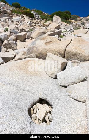 Erodierter Granit am Strand von Punta Molentis, Villasimius, Sarrabus, Provinz Cagliari, Sardinien, Italien Stockfoto