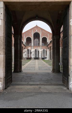 Das Atrium und der Narthex der wichtigen frühchristlichen romanischen Basilika Sant? Ambrogio in Mailand. Das Atrium und der Narthex, das bedeutsame Stockfoto