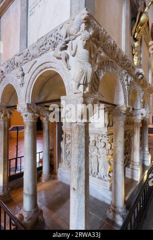 Romanische Kanzel von 1204 und 1212 über den frühchristlichen Pergamo- und Stilicho-Sarkophag aus dem 4. Jahrhundert im Inneren des wichtigen Stockfoto