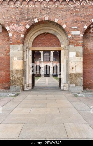 Das Atrium und der Narthex der wichtigen frühchristlichen romanischen Basilika Sant? Ambrogio in Mailand. Das Atrium und der Narthex, das bedeutsame Stockfoto