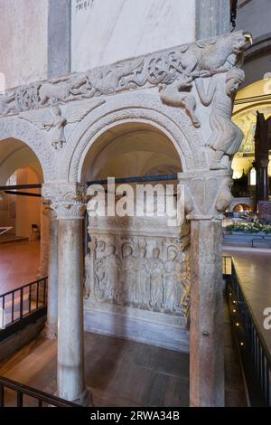 Kanzel aus den Jahren 1204 und 1212 über dem frühchristlichen Pergamon und Stilicho-Sarkophage aus dem 4. Jahrhundert im Inneren des bedeutenden Frühjahrs Stockfoto