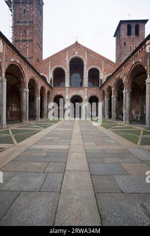 Das Atrium, der Narthex, der Campanile dei Canonici und der Campanile dei Monaci der wichtigen frühchristlichen romanischen Basilika Sant? Stockfoto