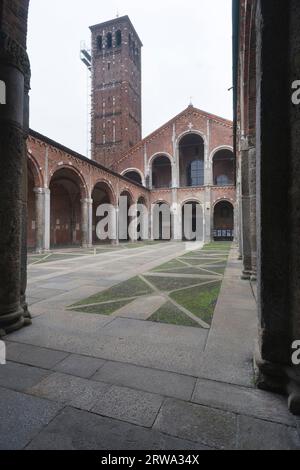 Das Atrium, der Narthex und der Campanile dei Canonici der wichtigen frühchristlichen romanischen Basilika Sant? Ambrogio in Mailand. Das Atrium Stockfoto