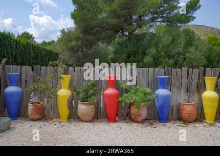 Alcudia, Spanien - 30. August 2023: Keramikvasen im Kunstmuseum Museu sa Bassa Blanca Stockfoto